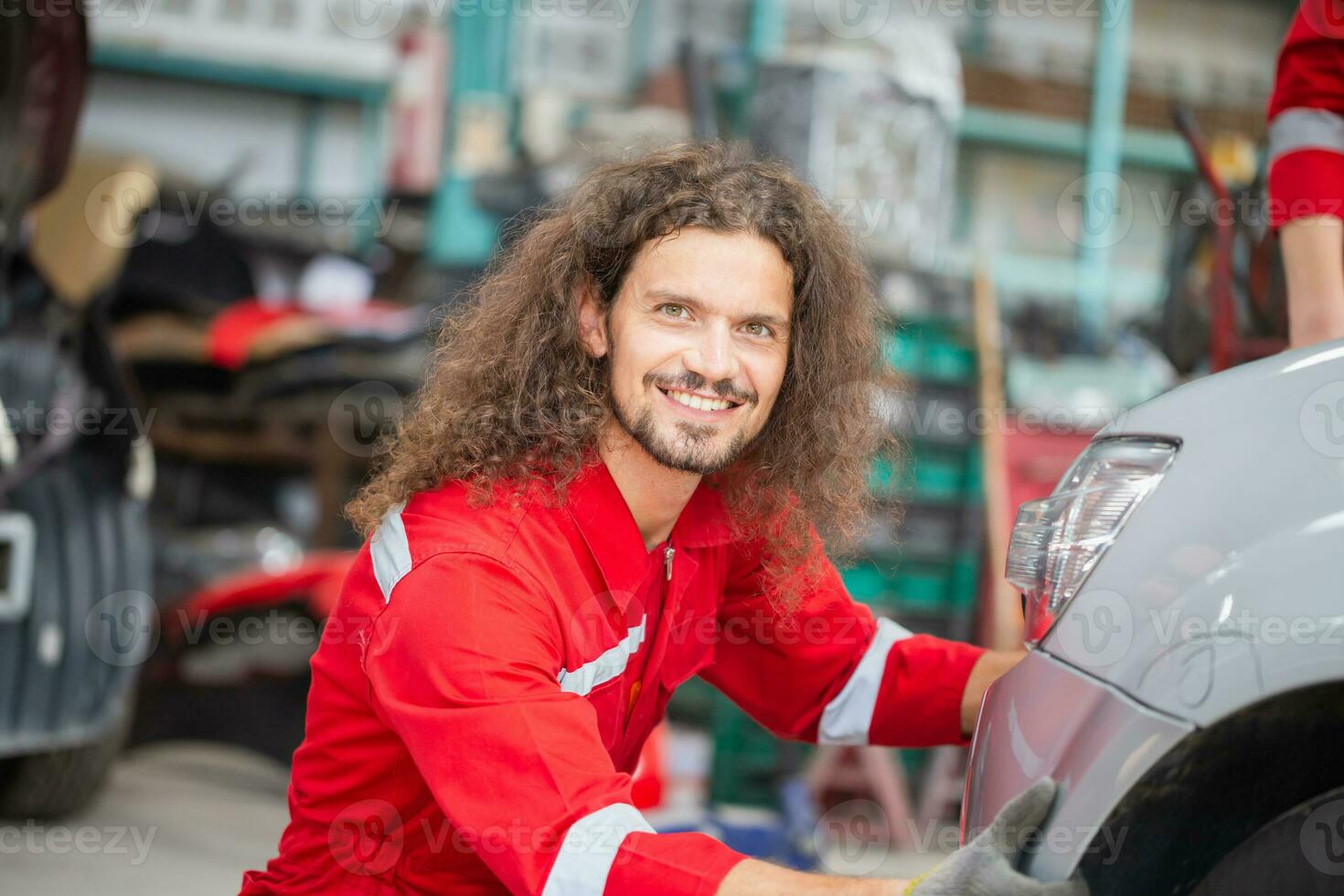 alegre a mecânico homem dentro reparar garagem, técnico homem trabalhando dentro auto reparar comprar, carro reparar e manutenção conceitos foto