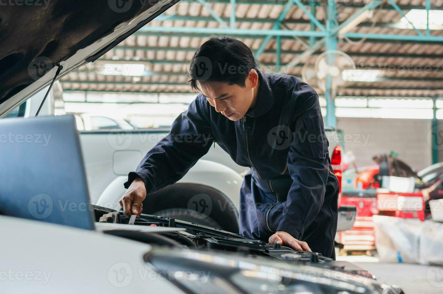 carro mecânico dentro reparar garagem, técnico homem trabalhando dentro auto reparar comprar, carro reparar e manutenção conceitos foto