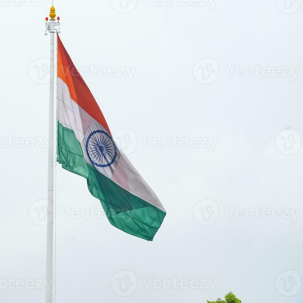 bandeira da índia voando alto no lugar de connaught com orgulho no céu azul, bandeira da índia tremulando, bandeira indiana no dia da independência e dia da república da índia, tiro inclinado, acenando a bandeira indiana, har ghar tiranga foto