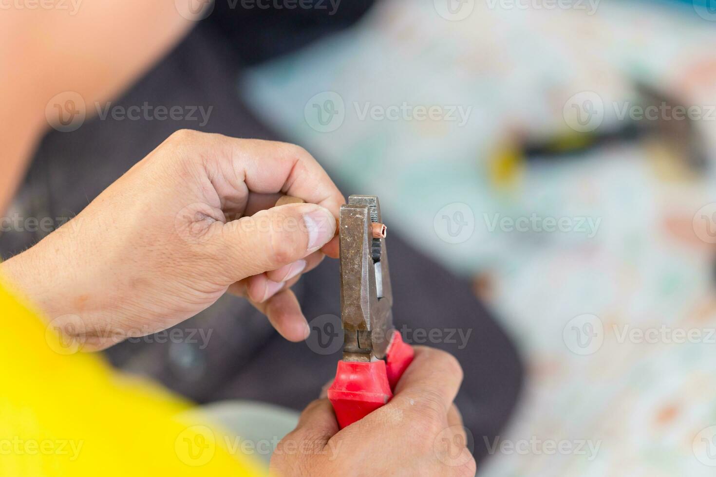 ar condicionador reparador cortar a cobre cano, técnicos instalando ar condicionamento, eletricista fixação ar condicionador unidade, manutenção e reparação conceitos foto