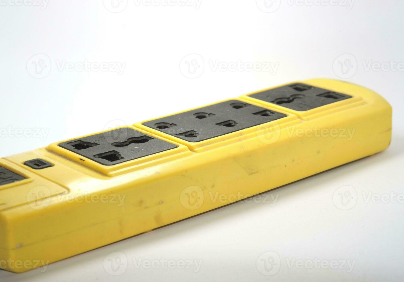 soquete plug-in elétrico com fio elétrico amarelo protetor com interruptor para eletrodomésticos em um fundo branco. foto
