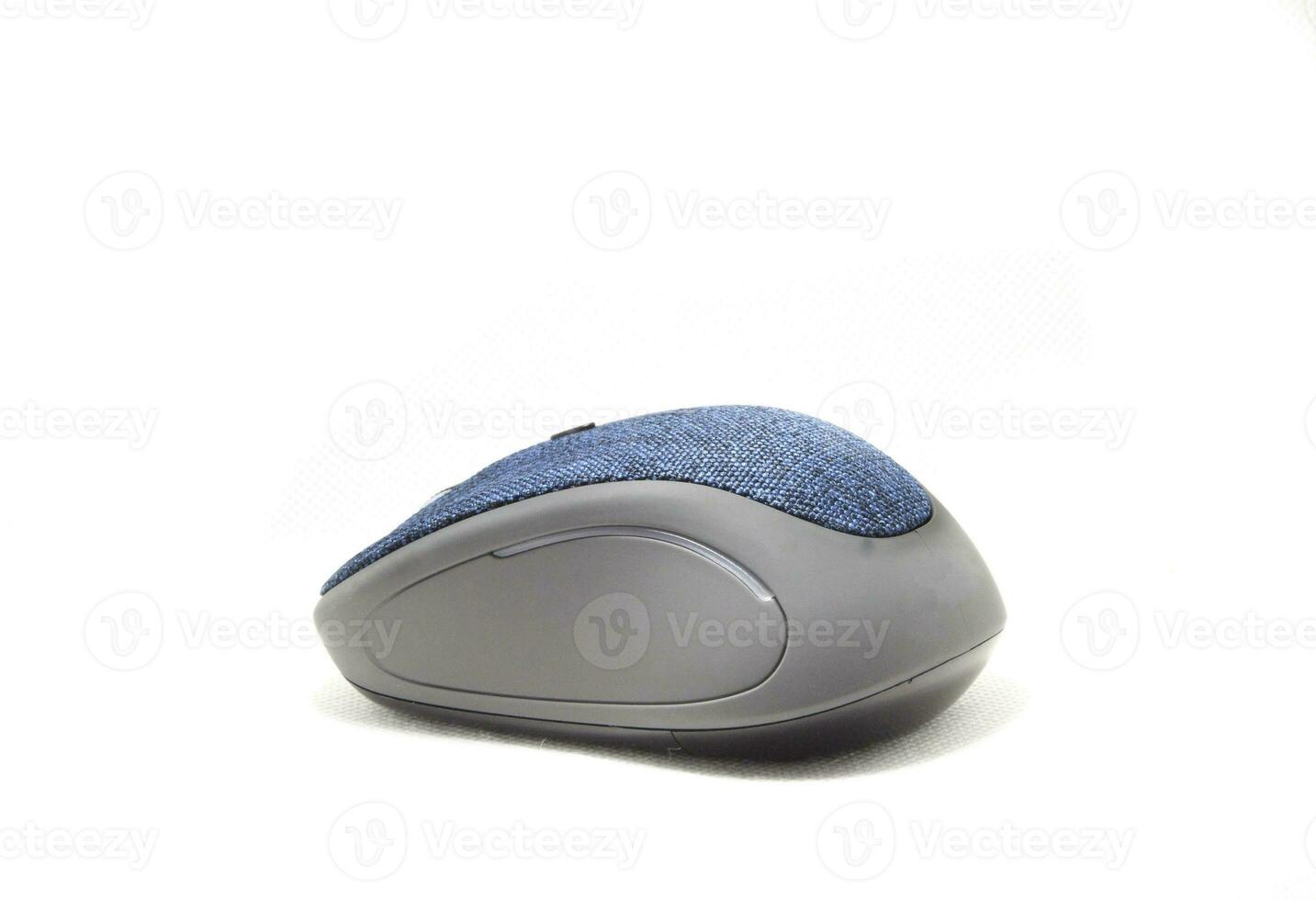 mouse de computador azul com um design moderno e ergonômico e ergonomia como um mouse sem fio em um fundo branco separado. foto