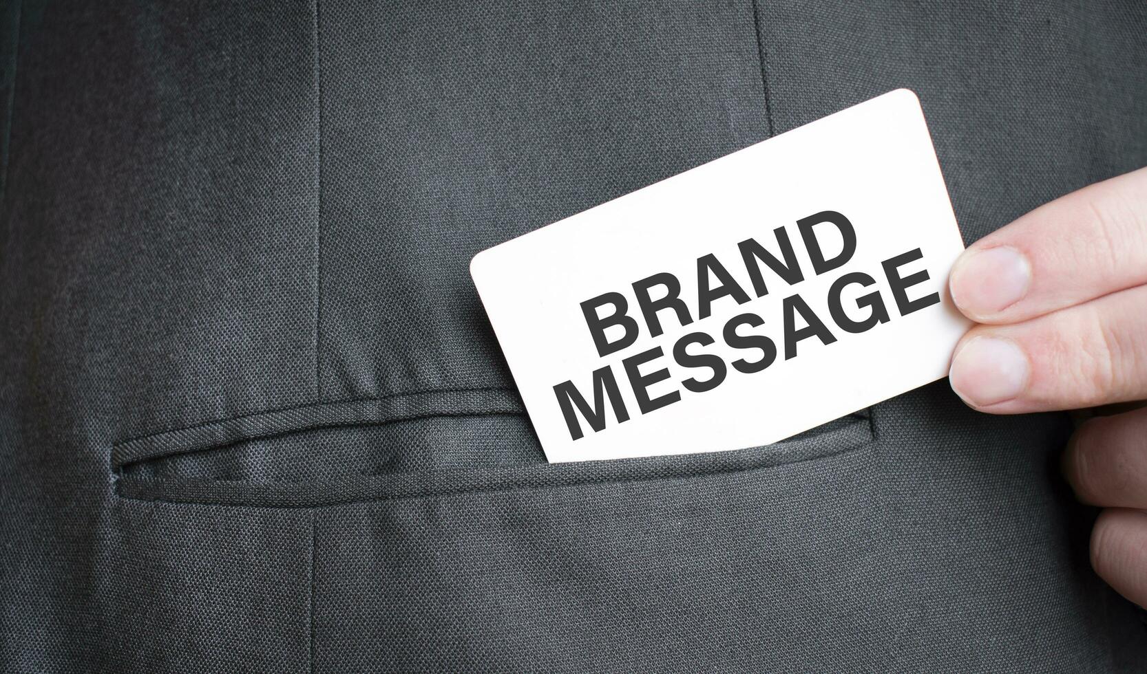 cartão com marca mensagem texto dentro bolso do homem de negocios terno. investimento e decisões o negócio conceito. foto