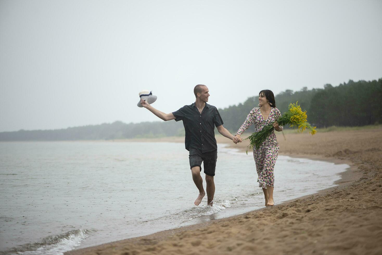 romântico jovem casal dentro amor em a de praia foto