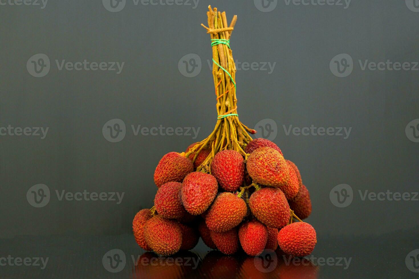 uma grupo do lichias em uma Preto fundo isto é uma fruta com rude pele. elas estão avermelhado Rosa ou brilhante vermelho. semente casaco leitoso branco este é cheio do água. a carne dá uma doce e azedo gosto. foto