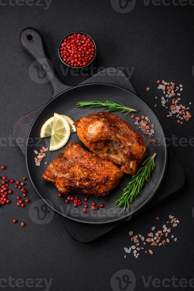 delicioso frito mar graves peixe dentro a Formato do fatias com especiarias e ervas foto