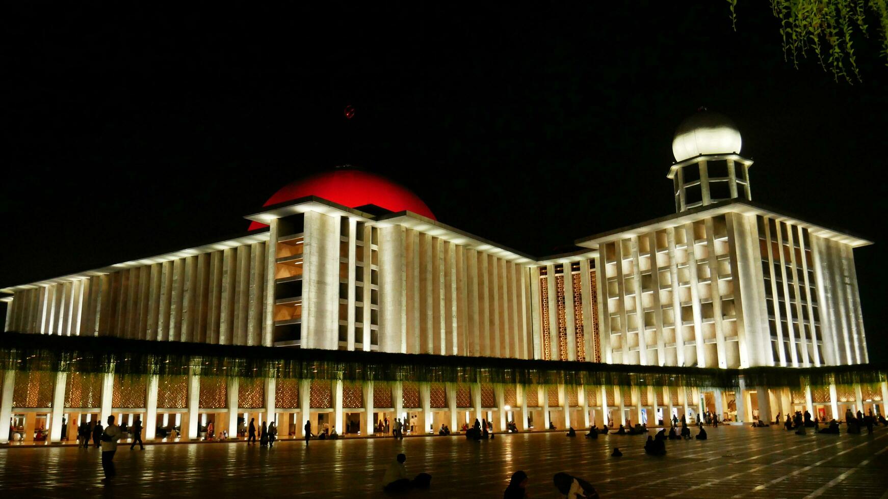 istiqlal mesquita às noite foto