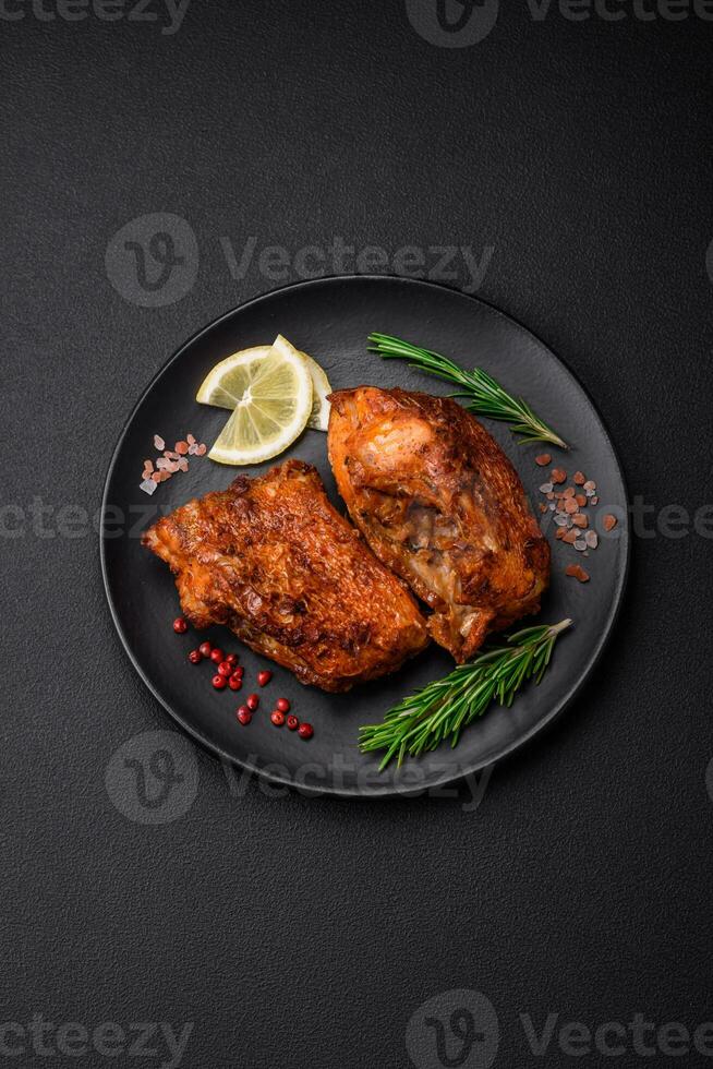 delicioso frito mar graves peixe dentro a Formato do fatias com especiarias e ervas foto