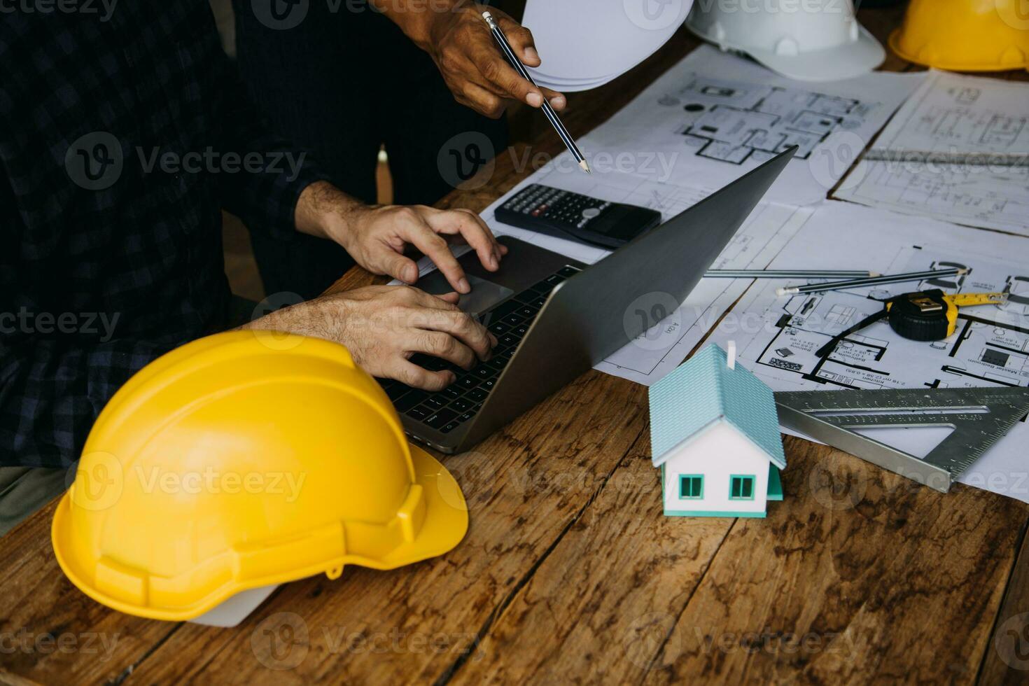 conceito de construção e estrutura de reunião de engenheiro ou arquiteto para projeto trabalhando com parceiros e ferramentas de engenharia na construção de modelo e projeto no local de trabalho, contrato para ambas as empresas. foto