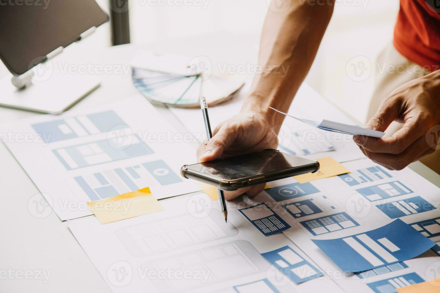 feche o brainstorming do desenvolvedor de ux e do designer de interface do usuário sobre o design de wireframe da interface de aplicativo móvel na mesa com resumo do cliente e código de cores no escritório moderno. agência de desenvolvimento digital criativa foto