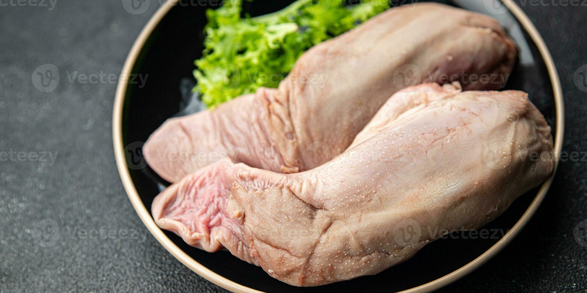 cru língua carne de porco carne saudável refeição Comida lanche em a mesa cópia de espaço Comida fundo rústico topo Visão ceto ou paleo dieta foto