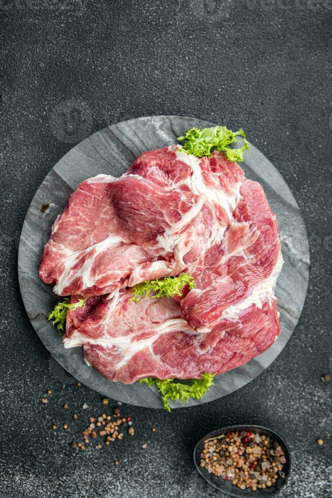 cru carne de porco fresco carne saudável refeição Comida lanche em a mesa cópia de espaço Comida fundo rústico topo Visão ceto ou paleo dieta foto