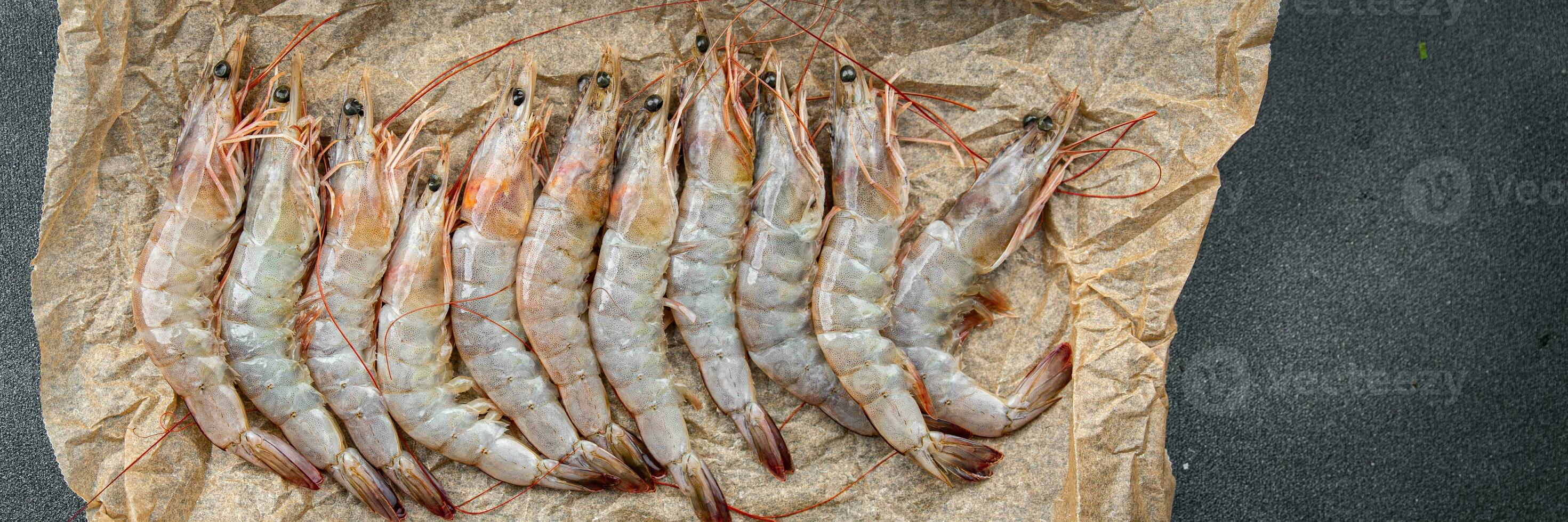 camarão cru frutos do mar camarão saudável refeição Comida lanche em a mesa cópia de espaço Comida fundo rústico topo Visão foto