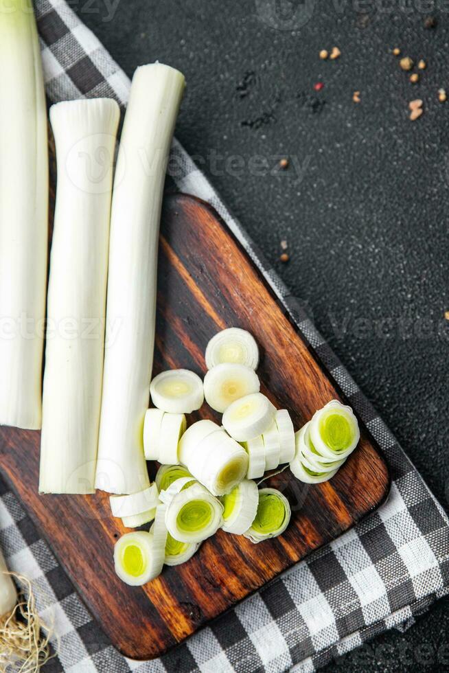 alho-poró cortar para dentro peças fresco vegetal saudável refeição Comida lanche em a mesa cópia de espaço Comida fundo rústico topo Visão ceto ou paleo dieta vegetariano vegano ou vegetariano Comida foto