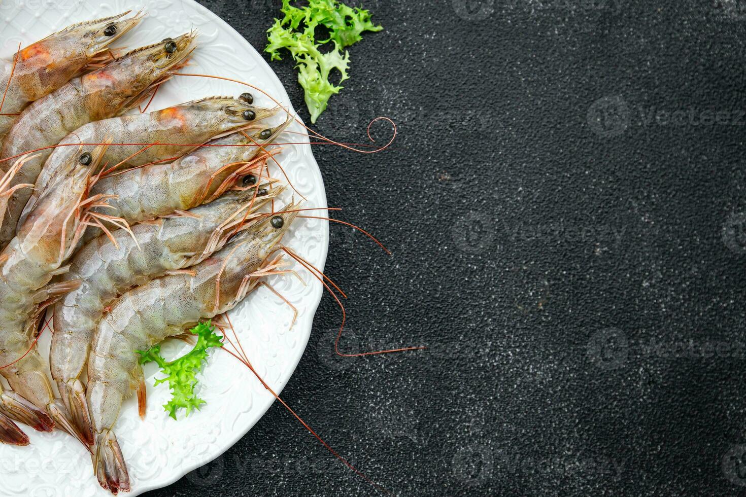 camarão cru frutos do mar camarão saudável refeição Comida lanche em a mesa cópia de espaço Comida fundo rústico topo Visão foto