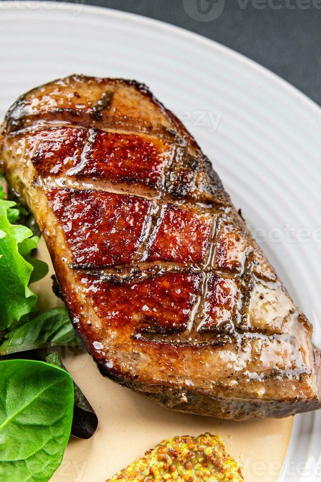 assado Pato seio carne aves de capoeira refeição Comida lanche em a mesa cópia de espaço Comida fundo rústico topo Visão foto