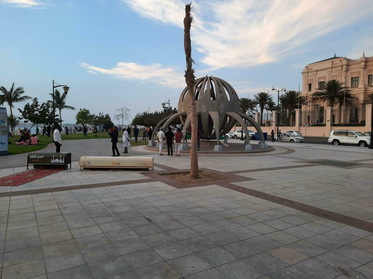 jedá, saudita Arábia, abril 2023 - lindo tarde Visão do Jeddah corniche. uma ampla número do pessoas estão visto dentro a parque do Jeddah corniche. foto