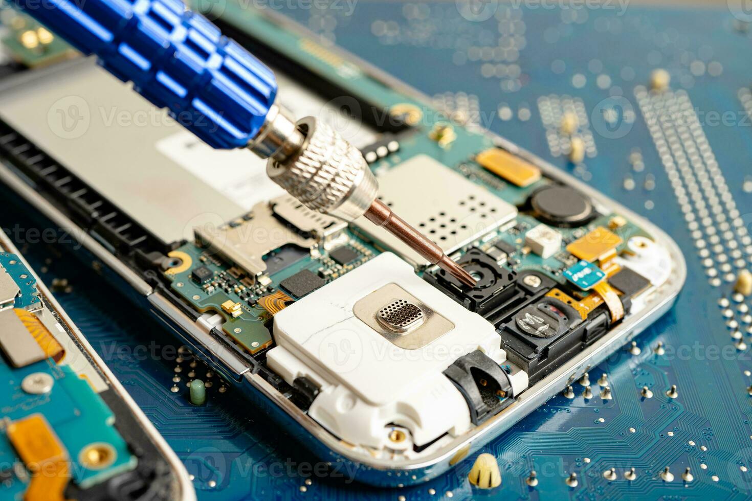 reparação e atualização de telefone celular, eletrônico, hardware de computador e conceito de tecnologia. foto