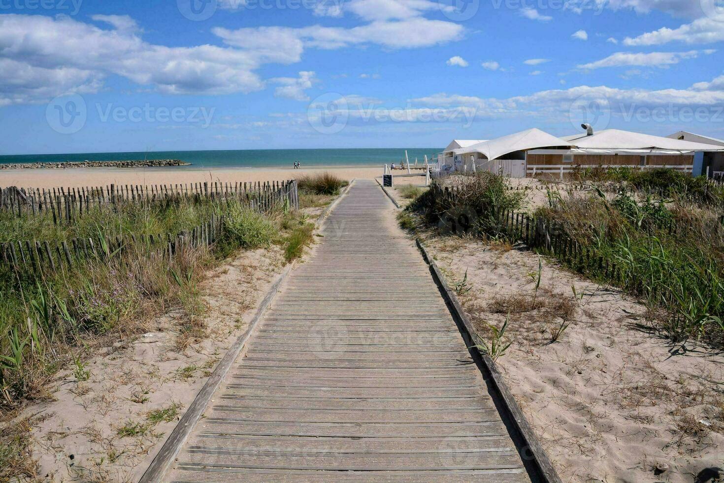 uma caminho para a de praia foto