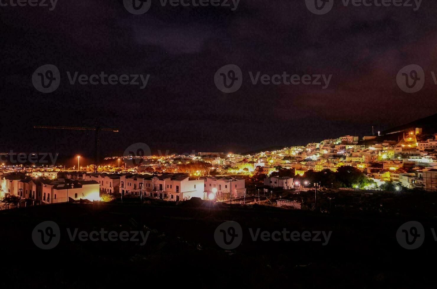 uma paisagem urbana às noite foto