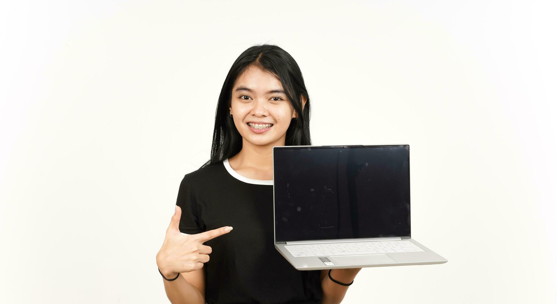 mostrando e apresentação computador portátil em branco tela do lindo ásia mulher isolado em branco fundo foto