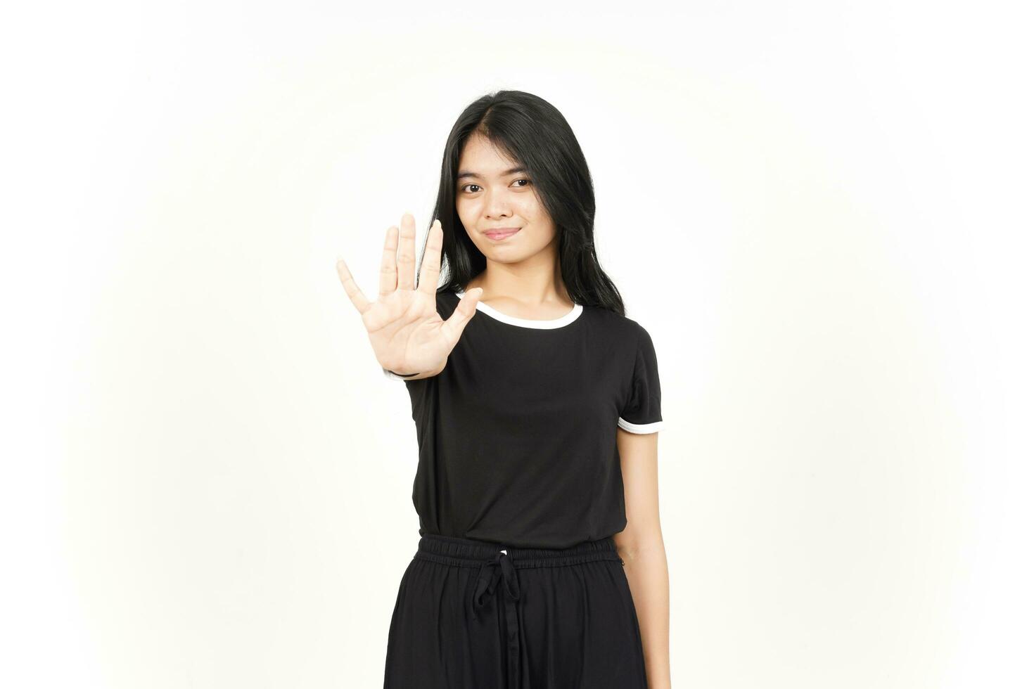 mostrando a contagem de cinco dedos da bela mulher asiática isolada no fundo branco foto
