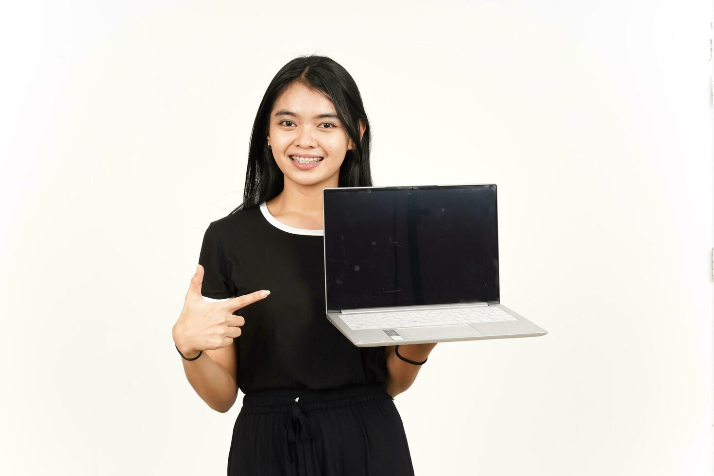 mostrando e apresentação computador portátil em branco tela do lindo ásia mulher isolado em branco fundo foto