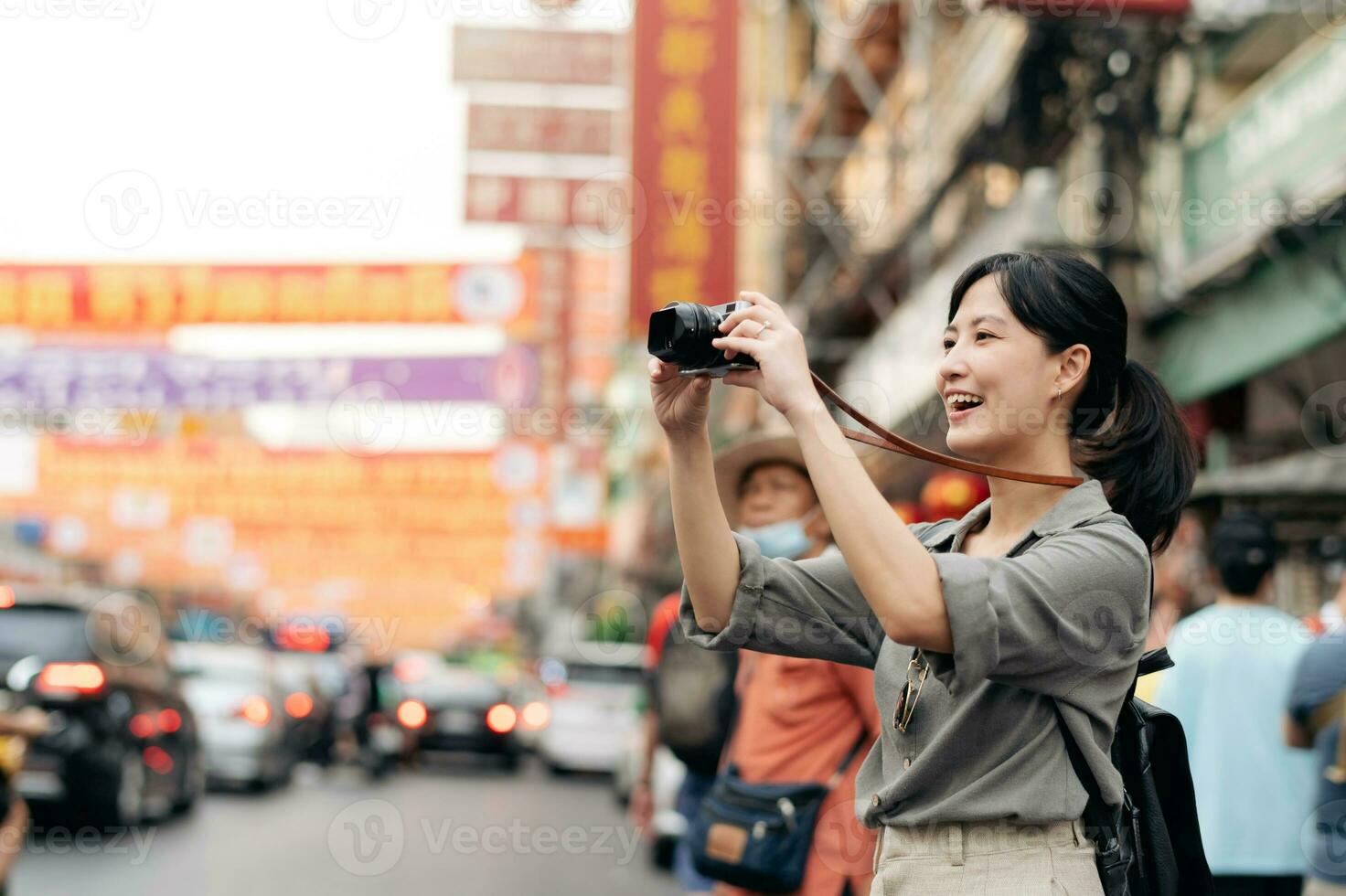 jovem ásia mulher mochila viajante desfrutando China Cidade rua Comida mercado dentro Bangkok, tailândia. viajante verificação Fora lado ruas. foto