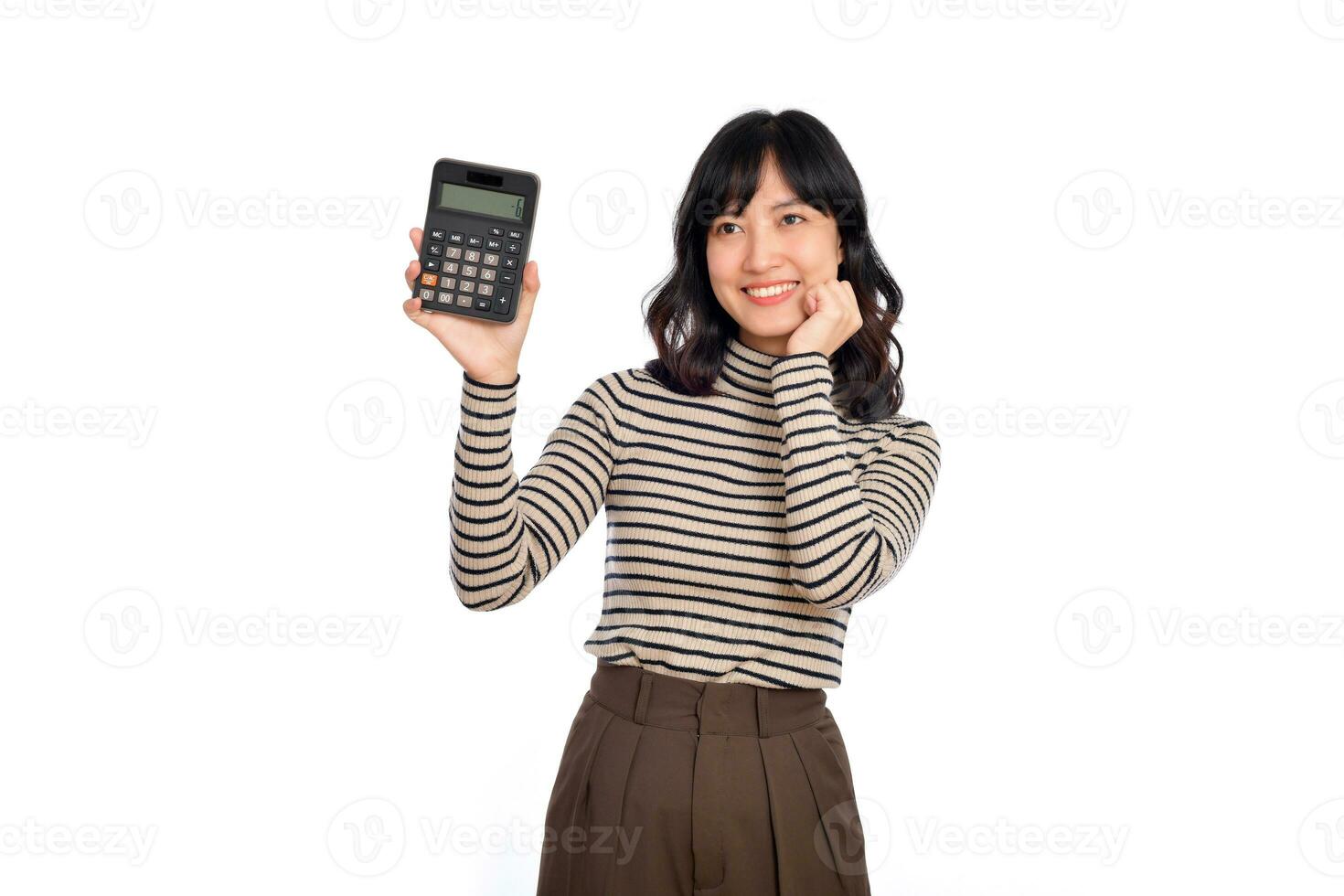 jovem ásia mulher casual uniforme segurando calculadora sobre branco fundo. o negócio e financeiro conceito foto