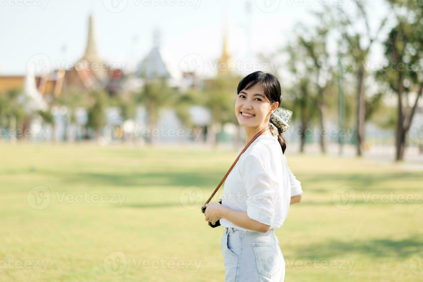 retrato lindo jovem ásia mulher em verão feriado período de férias viagem com a grande Palácio dentro uma fundo às Bangkok, Tailândia foto