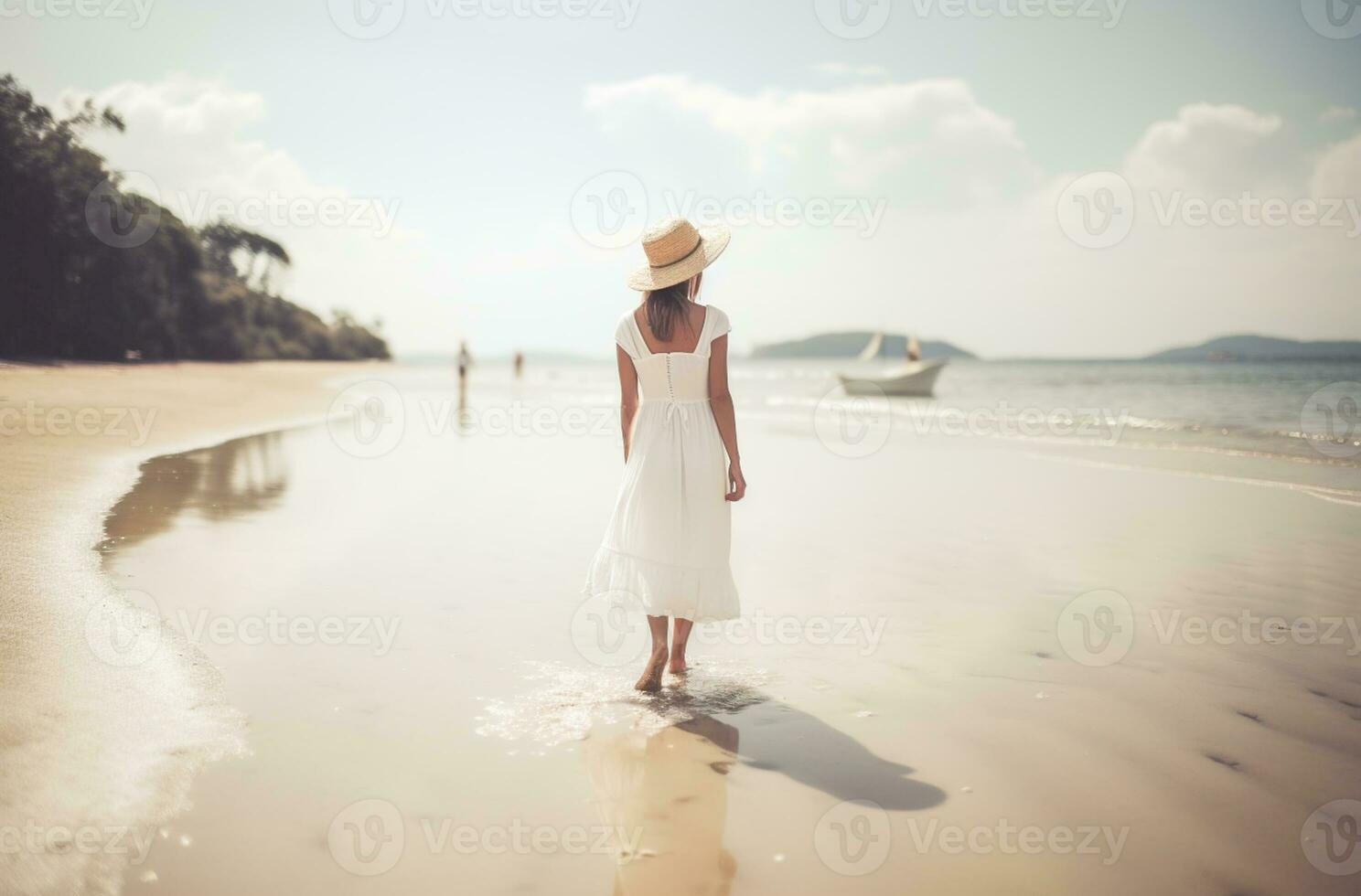 lindo mulher dentro branco vestir e chapéu caminhando em a lindo tropical de praia e mar com azul céu fundo. verão período de férias conceito foto