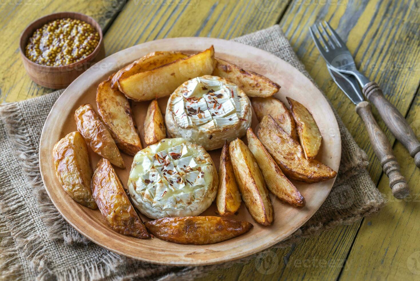 queijo camembert assado com batata foto