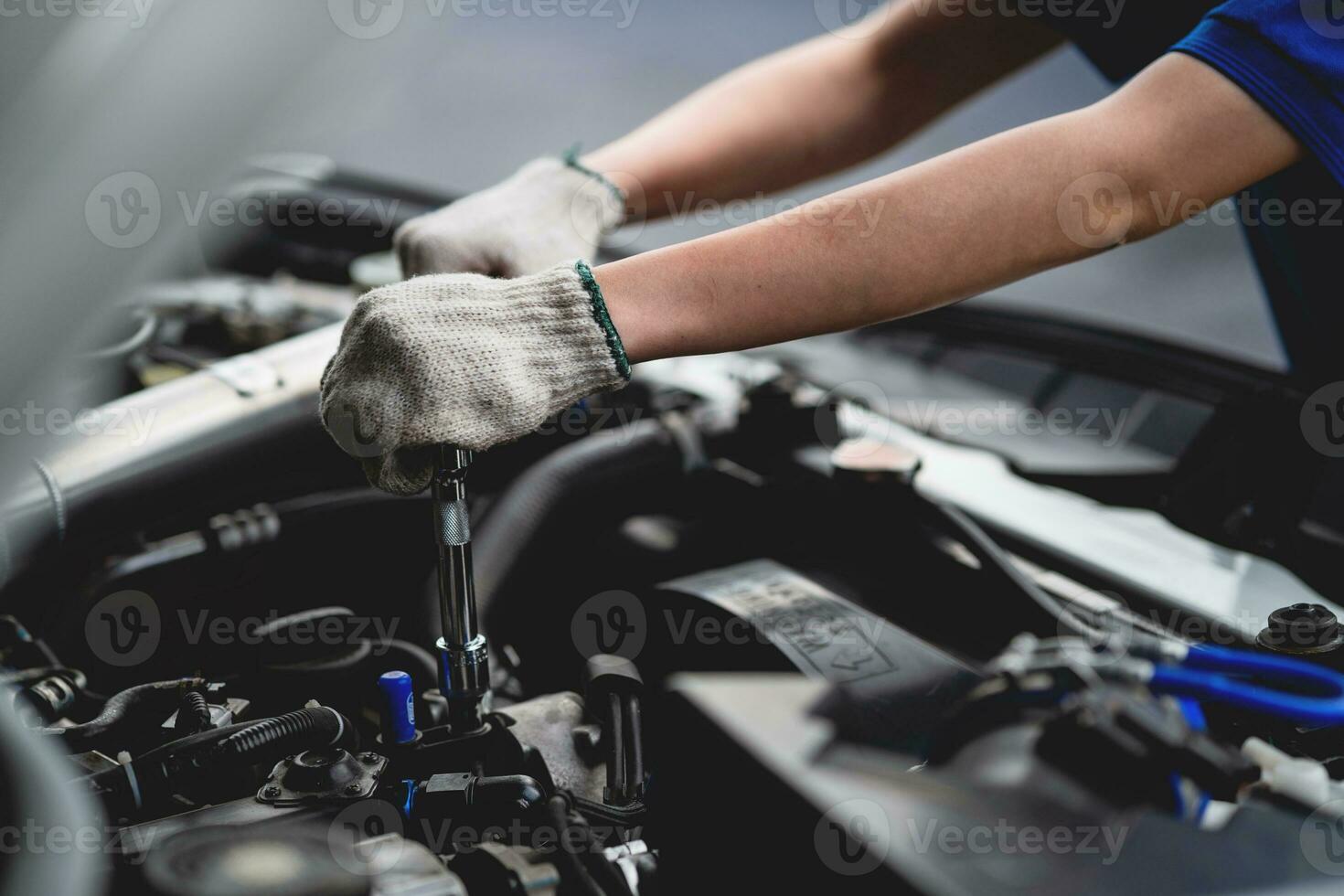 carro Cuidado e manutenção, mãos em carro mecânico usando uma chave inglesa para consertar a carro motor problema. auditar e serviço conceitos foto