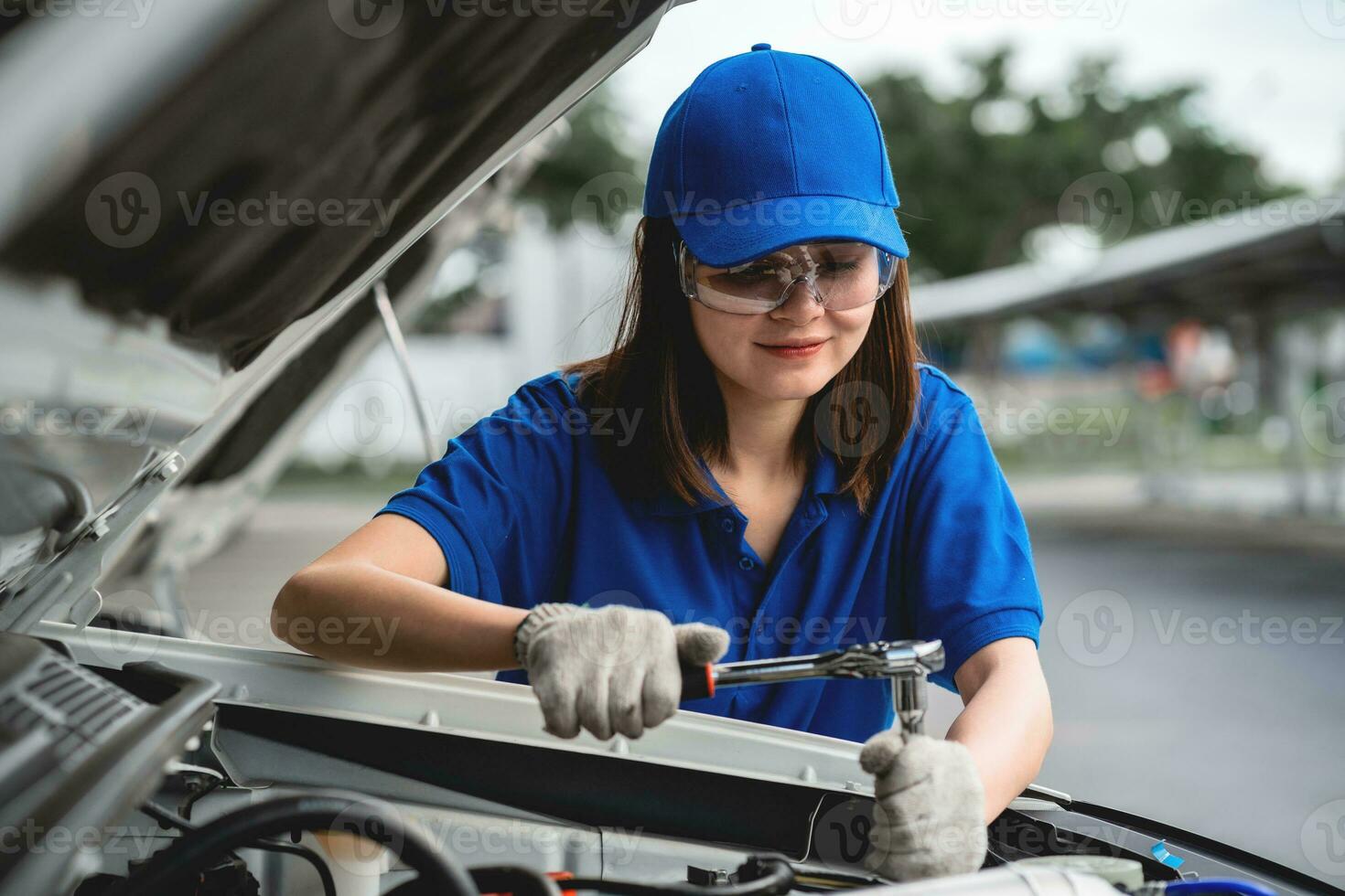 profissional ásia fêmea mecânico inspeciona e reparos carros e mantém carros. conceito do carro serviço e manutenção. auto mecânico. auto mecânico. foto