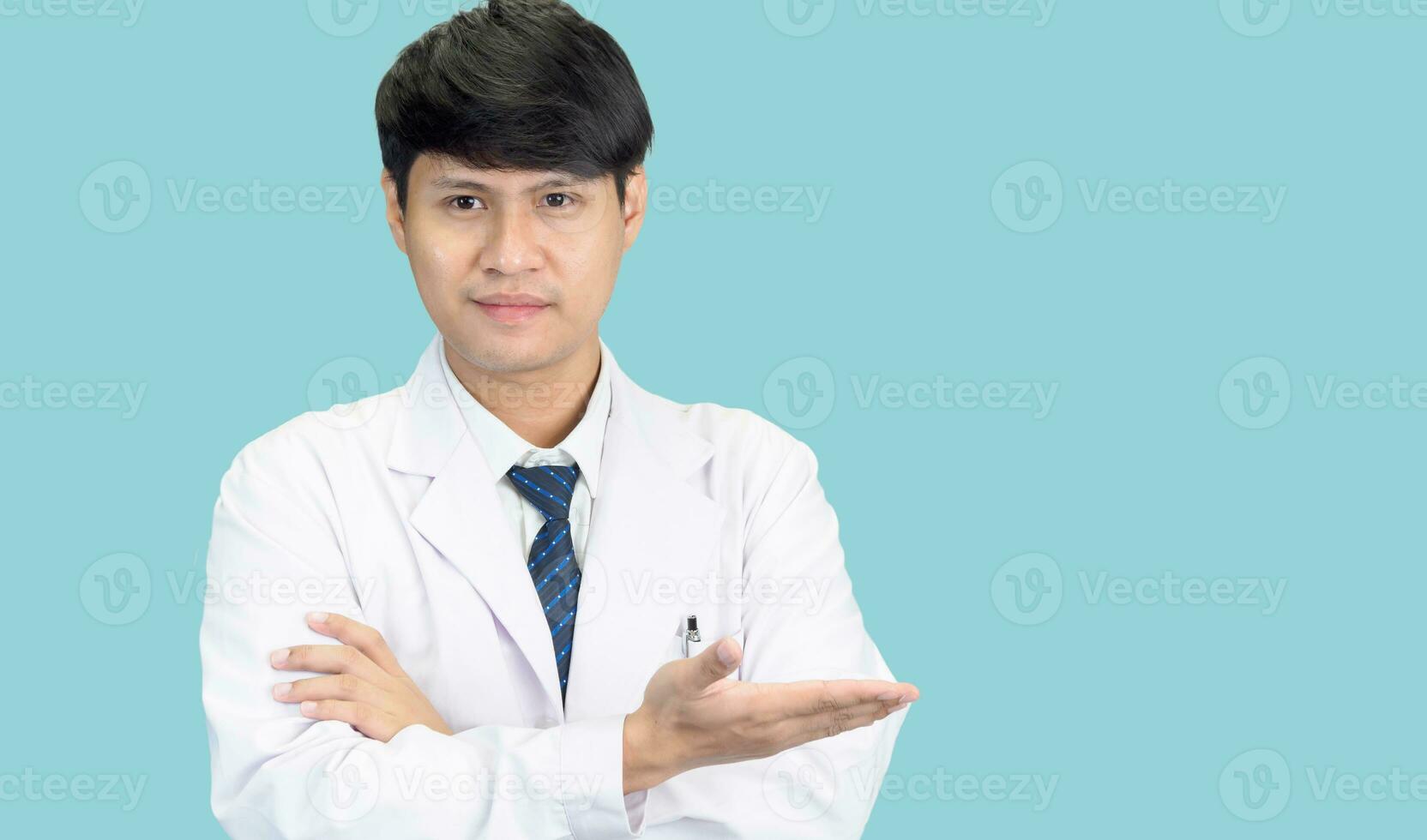 ásia homem aluna cientista ou médico 1 pessoa, vestindo uma branco vestido, de pé, olhando e sorridente, azul fundo com uma estetoscópio auscultando a coração por aí dele pescoço. foto