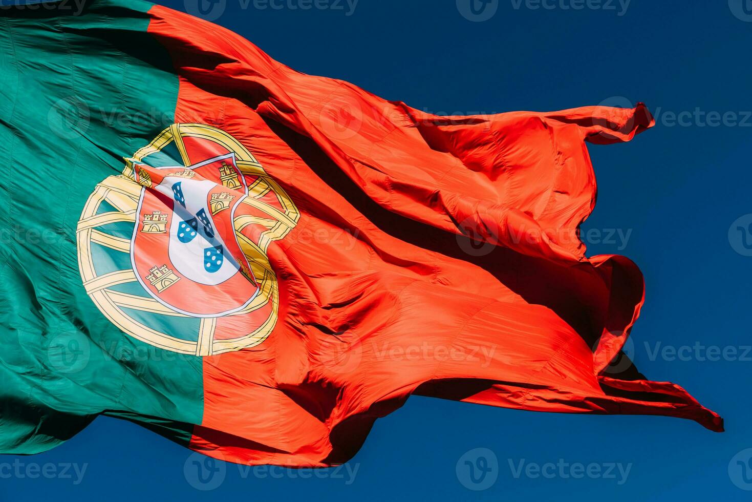 Portugal bandeira isolado em a azul céu acenando dentro a vento foto