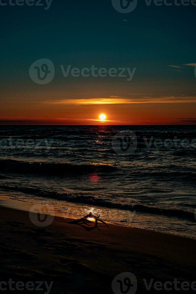 pitoresco calma pôr do sol com colorida nuvens em a margens do a báltico mar dentro Polônia foto