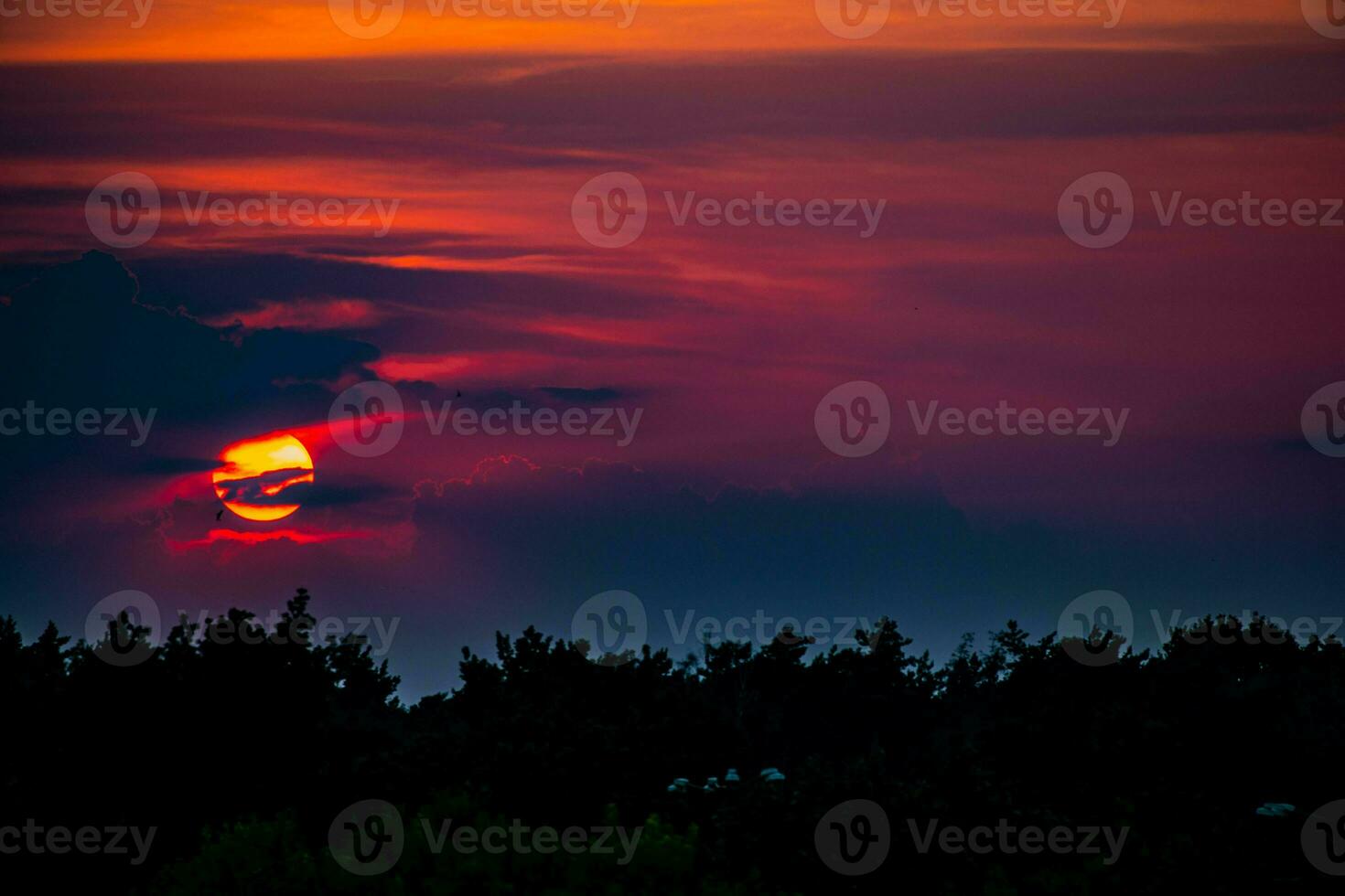 colorida pôr do sol panorama com nuvens e dramático céu foto