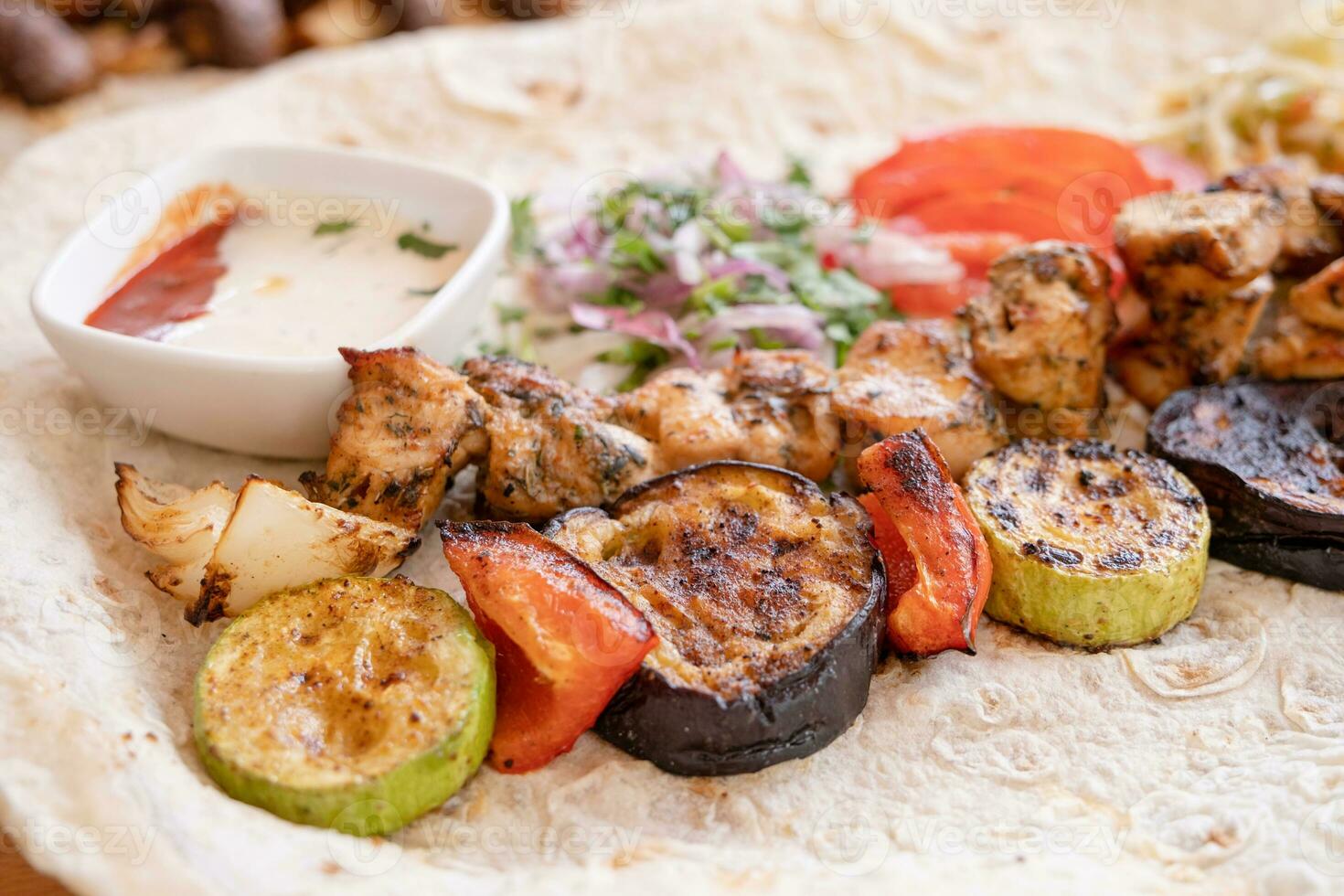 grelhado Kebab com Pão Pita pão e legumes em bandeja dentro verão velozes Comida rua cafeteria foto