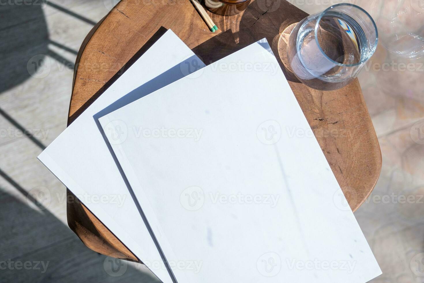 revista e livro brincar Projeto. em branco revista em moderno de madeira mesa com velas , sombra sobreposição foto