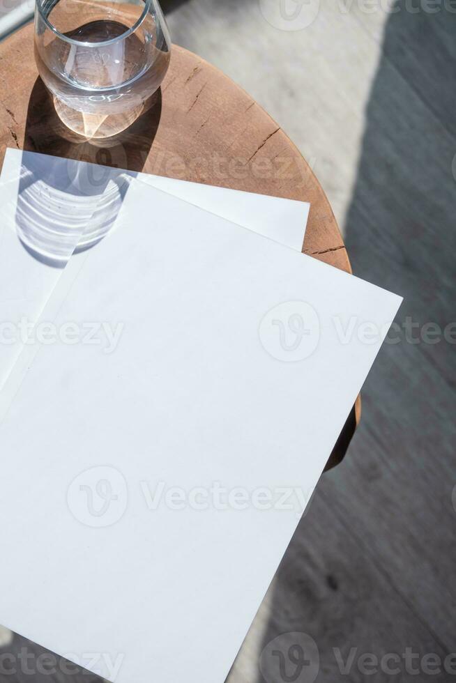 revista e livro brincar Projeto. em branco revista em moderno de madeira mesa com velas , sombra sobreposição foto