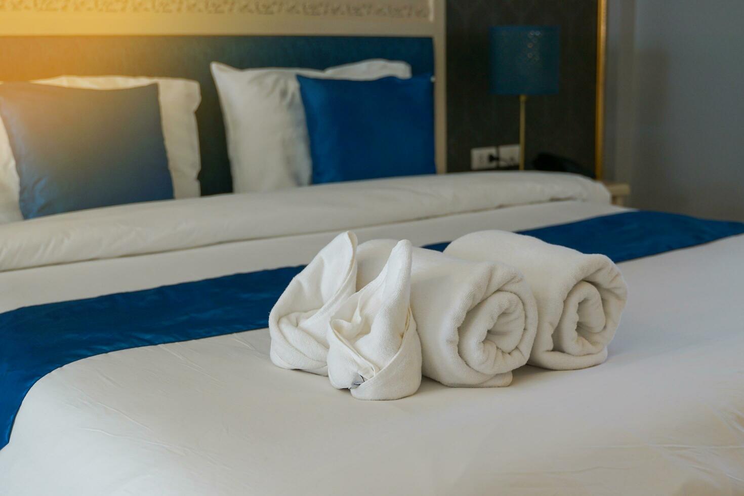 branco toalha belas enrolado e guardada colocar isto em a cama este a hotel tem preparado para a convidados quem venha para ficar. suave e seletivo foco. foto