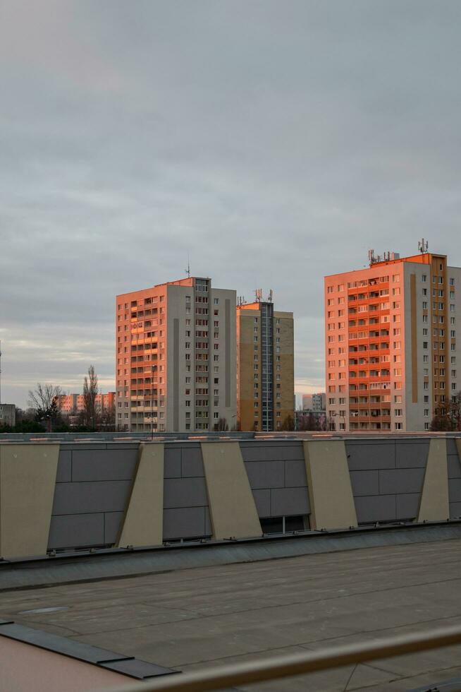 nascer do sol dentro Eslováquia cidade, por aí Sete horas dentro a manhã. trnava, Eslováquia, sk, 2023 foto