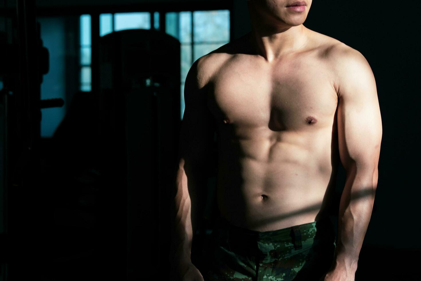 sexy corpo do muscular jovem ásia homem dentro academia. conceito do saúde Cuidado, exercício fitness, Forte músculo massa, corpo Aprimoramento, gordo redução para masculino saúde suplemento produtos apresentação. foto