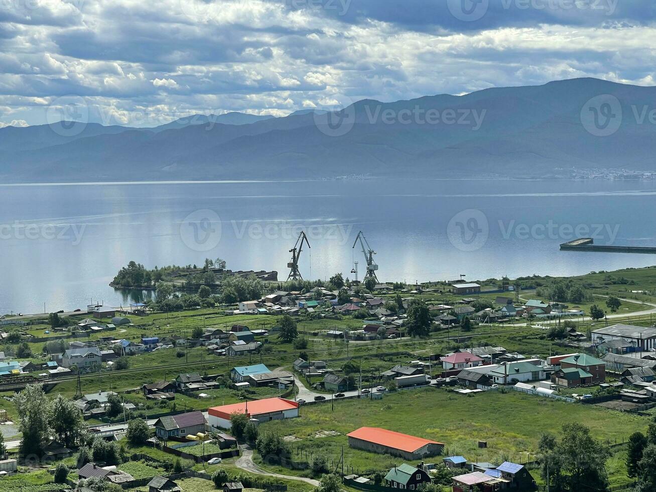 lago baikal e a Vila do kultuk, irkutsk região, Rússia foto