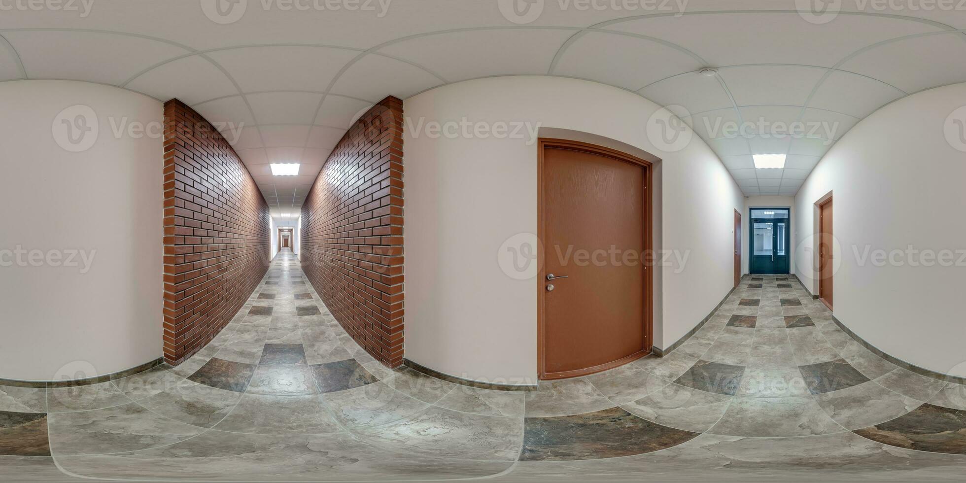 cheio desatado esférico hdri 360 panorama dentro interior do grandes esvaziar corredor quarto dentro moderno apartamentos, escritório com muitos de madeira portas e tijolo paredes dentro equirretangular projeção foto