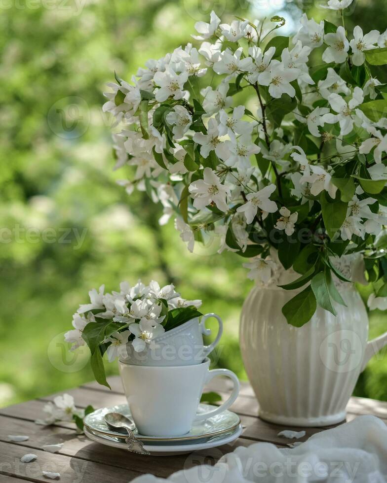 ainda vida com branco flores dentro a jardim. verão ainda vida foto