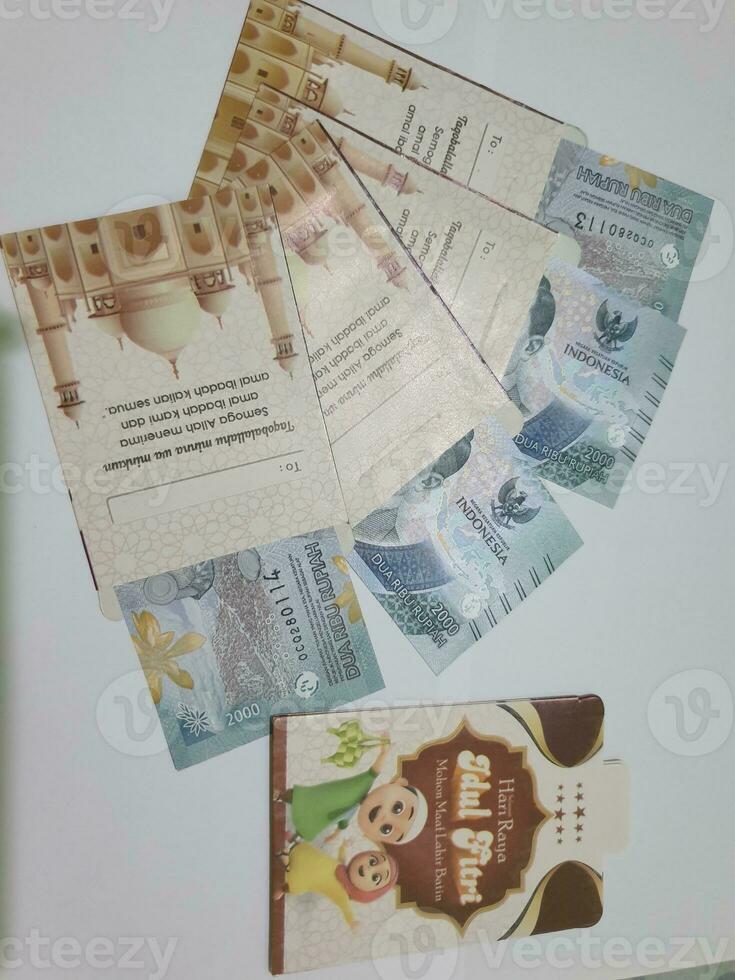 thr envelope contendo dinheiro para estar dado para crianças ou família ou relações durante eid al-fitr. foto