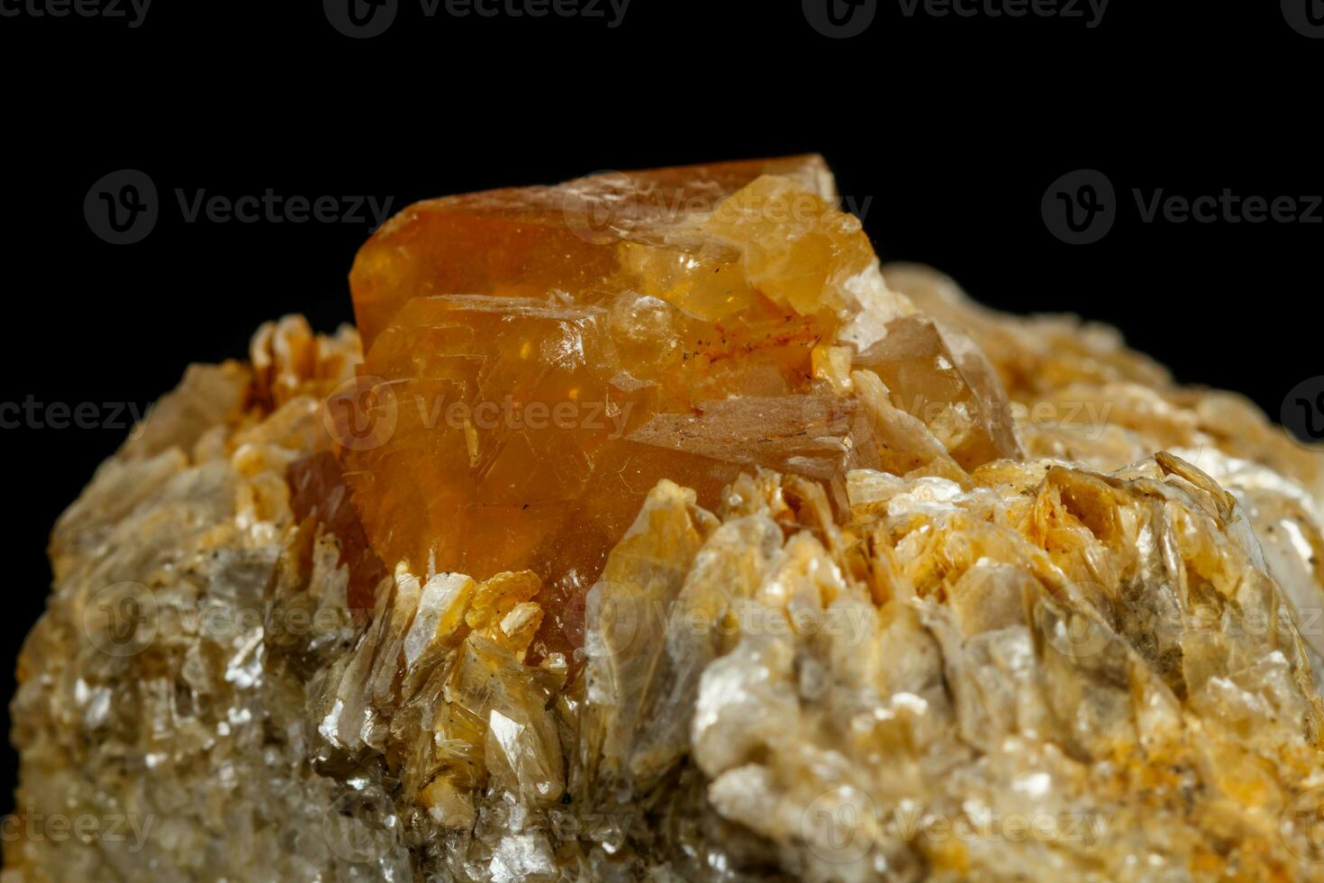 macro mineral pedra sheelit em uma Preto fundo foto