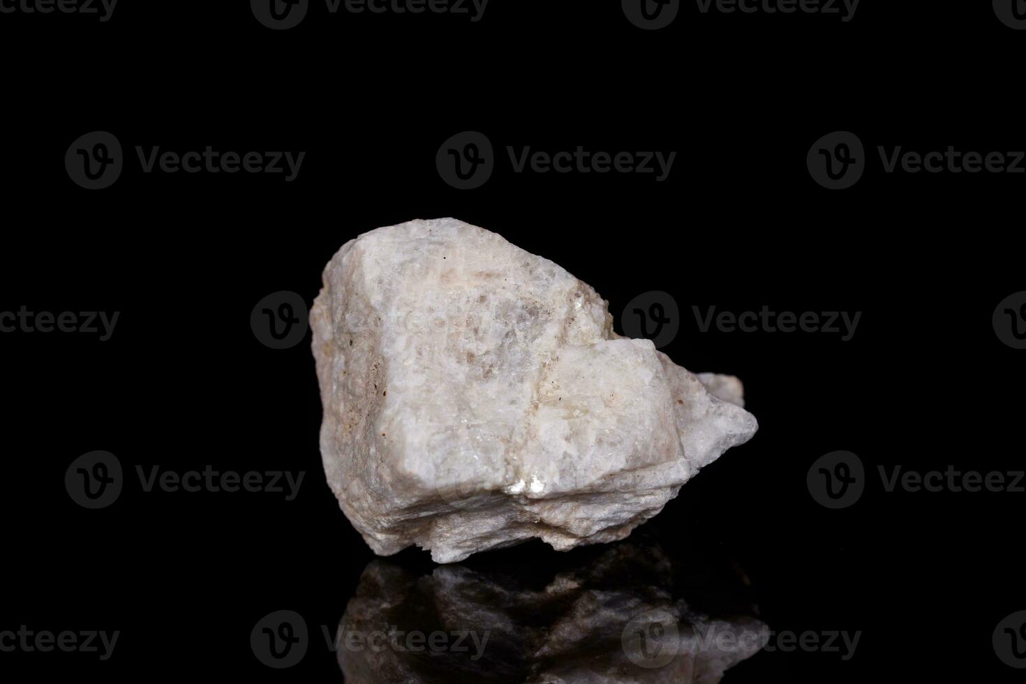 macro mineral pedra volastonita em Preto fundo foto